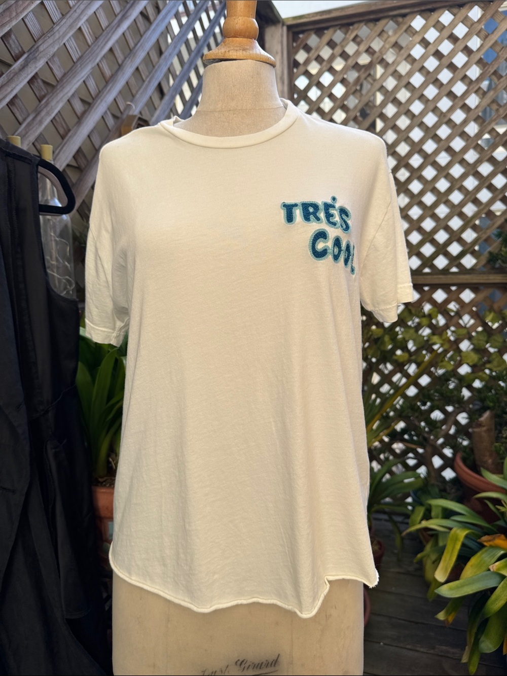 Sandrine  Rose Cream Short Sleeve 'TRÈS COOL'  Tee. SMALL Oversized. EUC